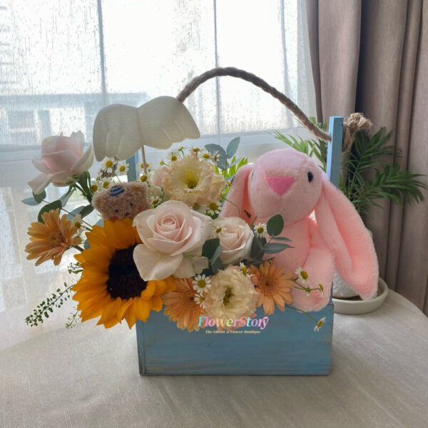 mẫu giỏ hoa xinh phối cùng thỏ bông hồng dịu dàng