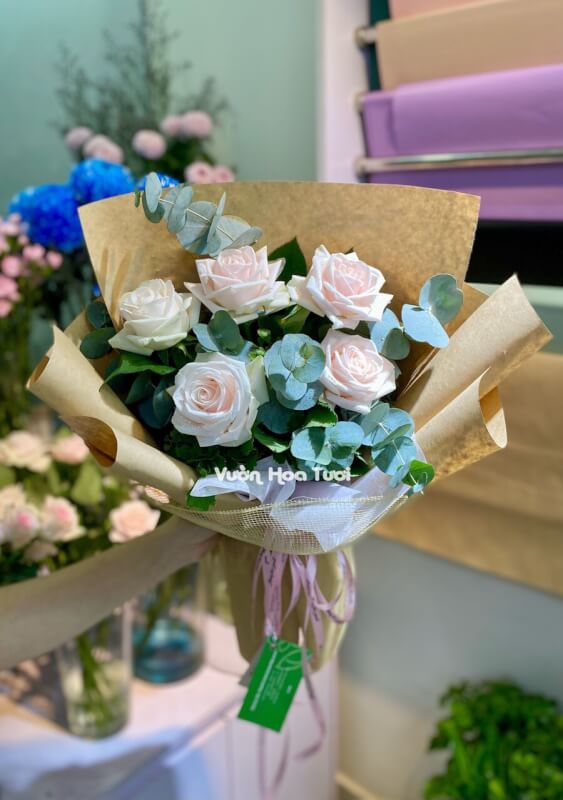 bó hoa tốt nghiệp gửi tặng cho nữ